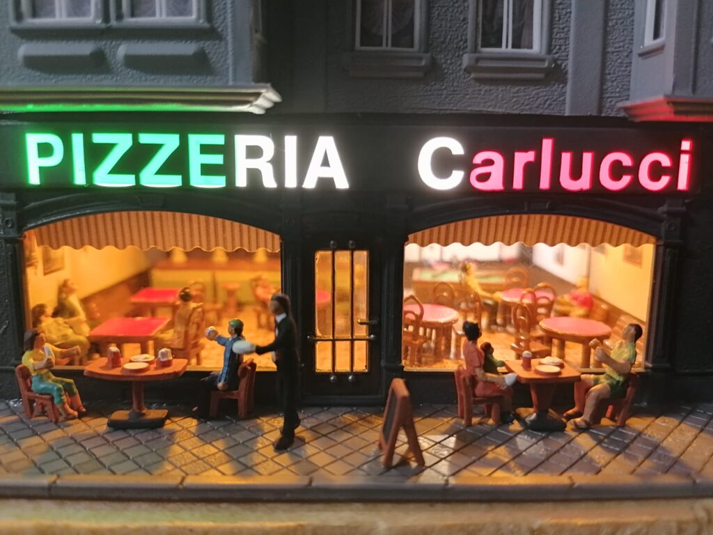 Mobalicht stellt individuelle Leuchtreklame in H0 und größer her. Kunden können Farbe, Design, Schrift und Größe frei wählen. Deshalb findet während der Ausstellung kein Verkauf statt.